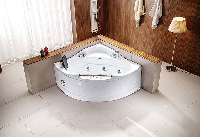 A003 1360mm Corner Whirlpool Massage Bathtub